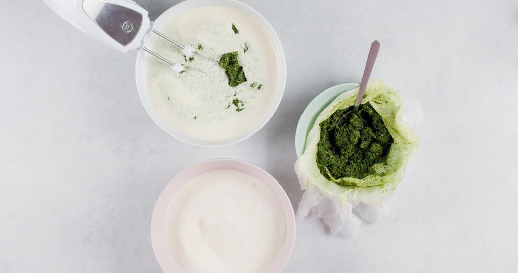 Jajka ubite z cukrem, mąka z proszkiem i szpinak w osobnych miseczkach