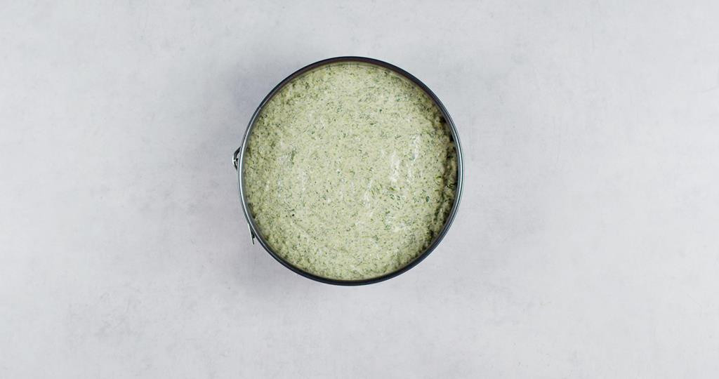 ciasto ze szpinakiem przełożone do tortownicy