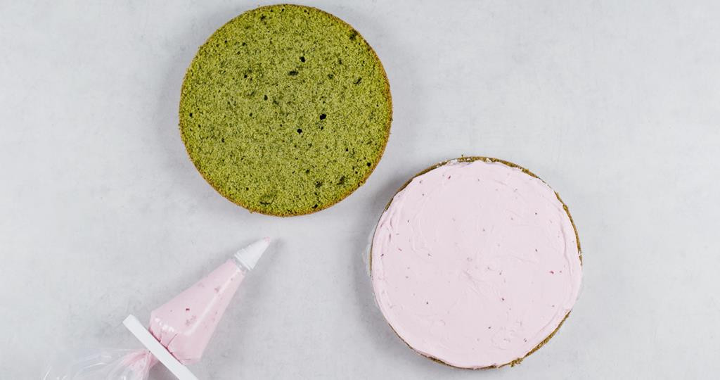 Ciasto szpinakowe przełożone kremem malinowym