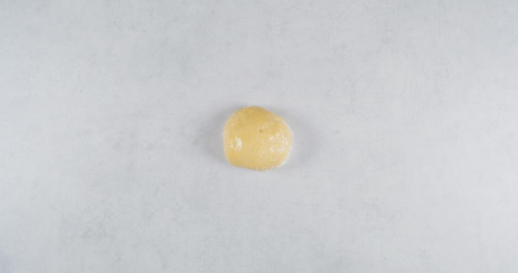 zagniecione i owinięte w folię spożywczą ciasto kruche na tartaletki