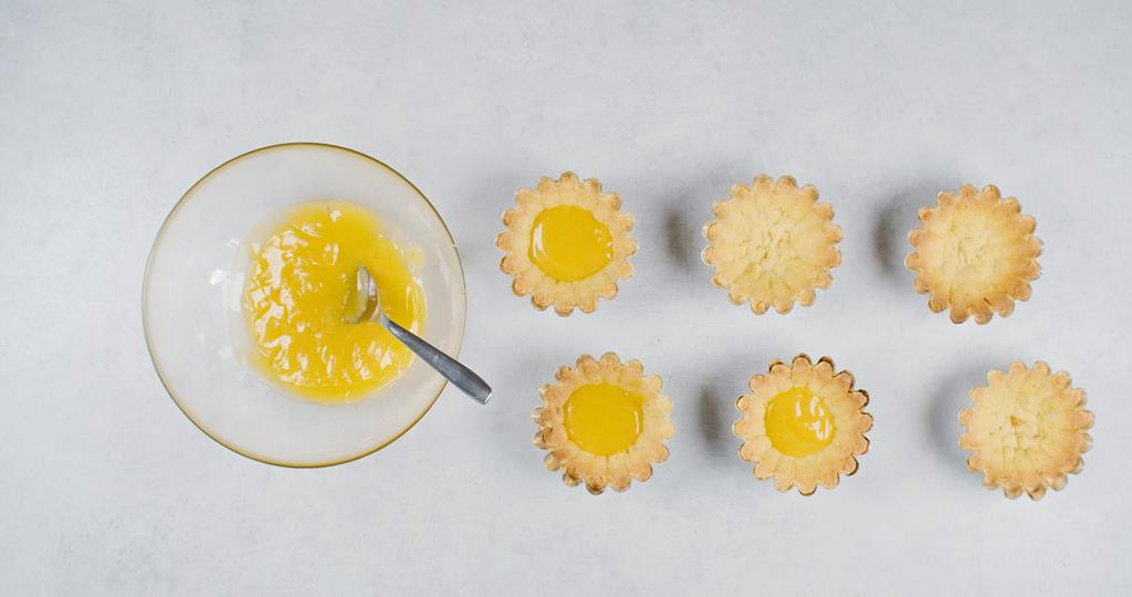 nakładanie kremu cytrynowego na tartaletki