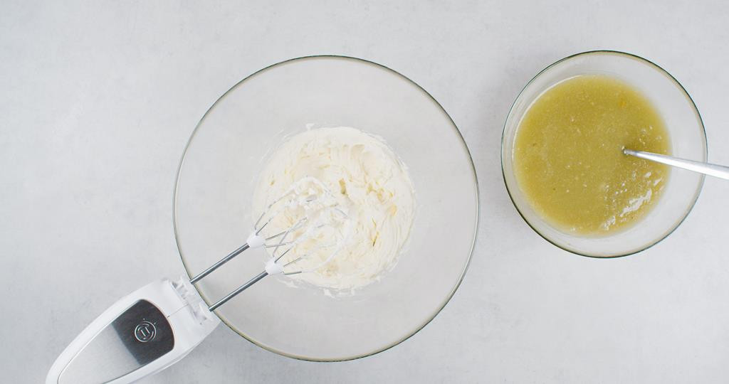 zmiksowany serek mascarpone w jednej misce oraz galaretka agrestowa wymieszana z musem gruszkowym w drugiej misce