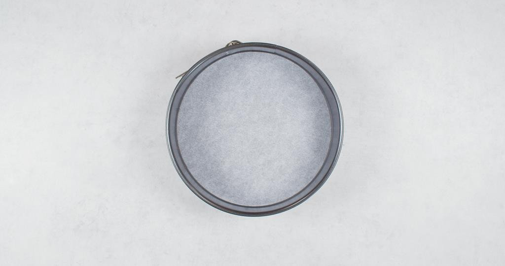 tortownica z dnem wyłożonym papierem do pieczenia