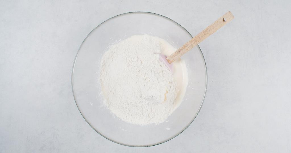 w misce suche składniki dodane do masy jajecznej