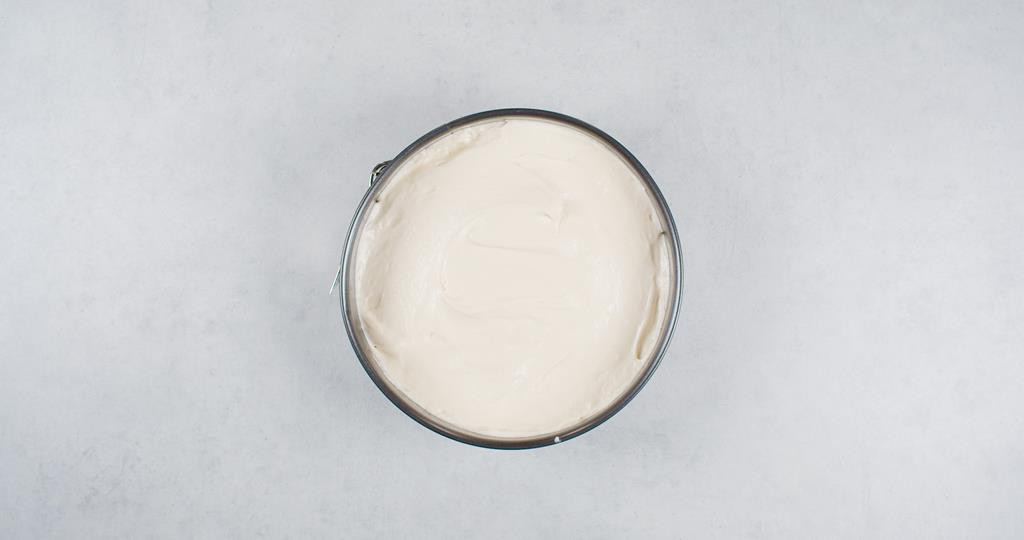 ciasto na biszkopt przelane do tortownicy