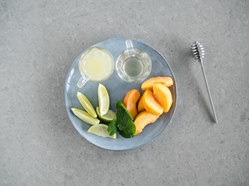 brzoskwinie, sok z limonki, cząstki limonki, syrop imbirowy