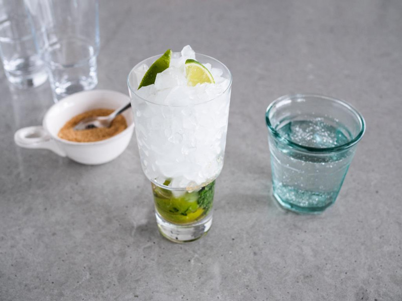 limonki, mięta, kruszony lód i woda gazowana na virgin mojito