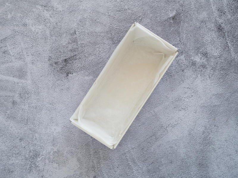 Keksówka o długości 25 cm wyłożona papierem do pieczenia.