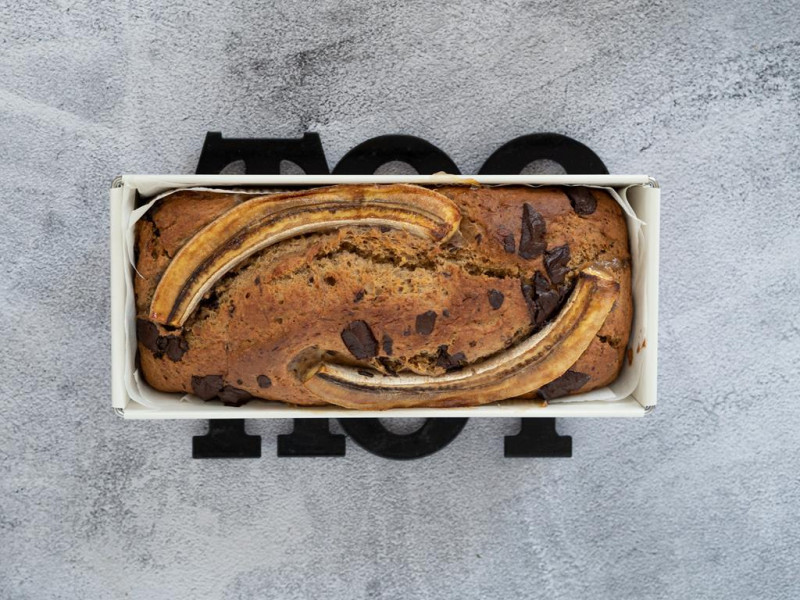 Upieczony chlebek bananowy.