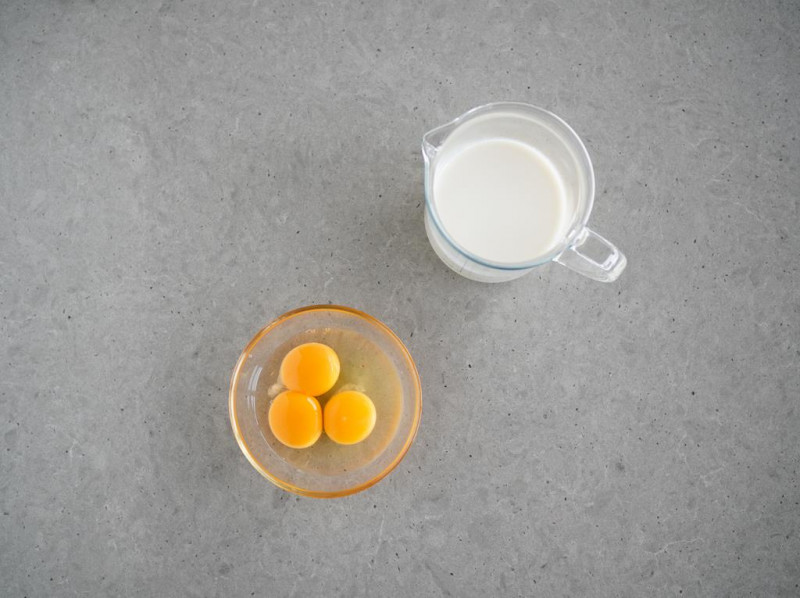 jajko, żółtka, ciepłe mleko