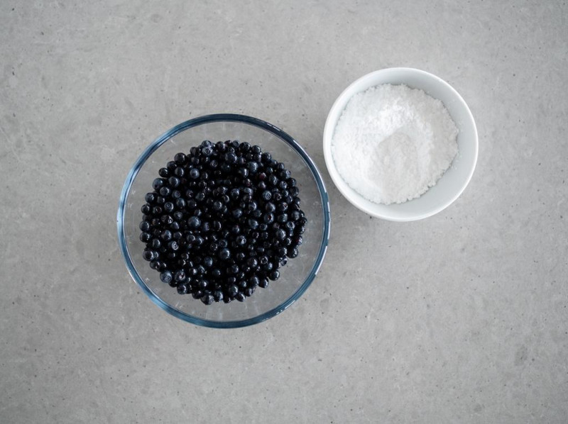 cukier puder ze skrobią ziemniaczaną, jagody do jagodzianek