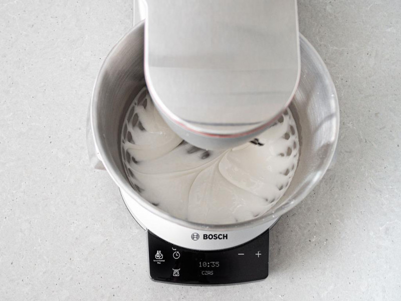 Utarty lukier królewski w robocie kuchennym MUM firmy Bosch.