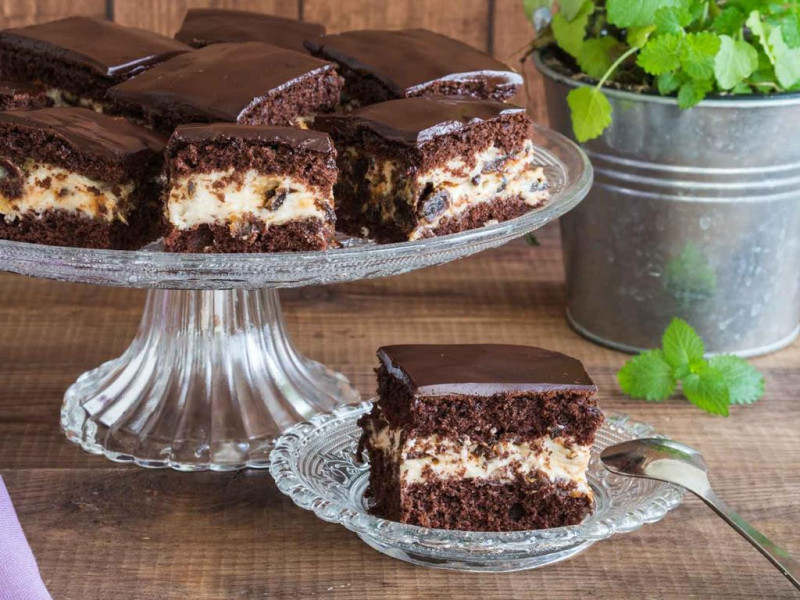 ciasto pijana śliwka z czekoladowym ganache