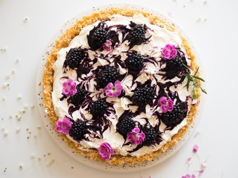 Tarta udekorowana bratkami i jeżynami