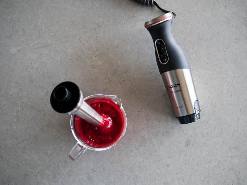 zblendowane maliny w wysokim naczyniu obok blender ręczny bosch