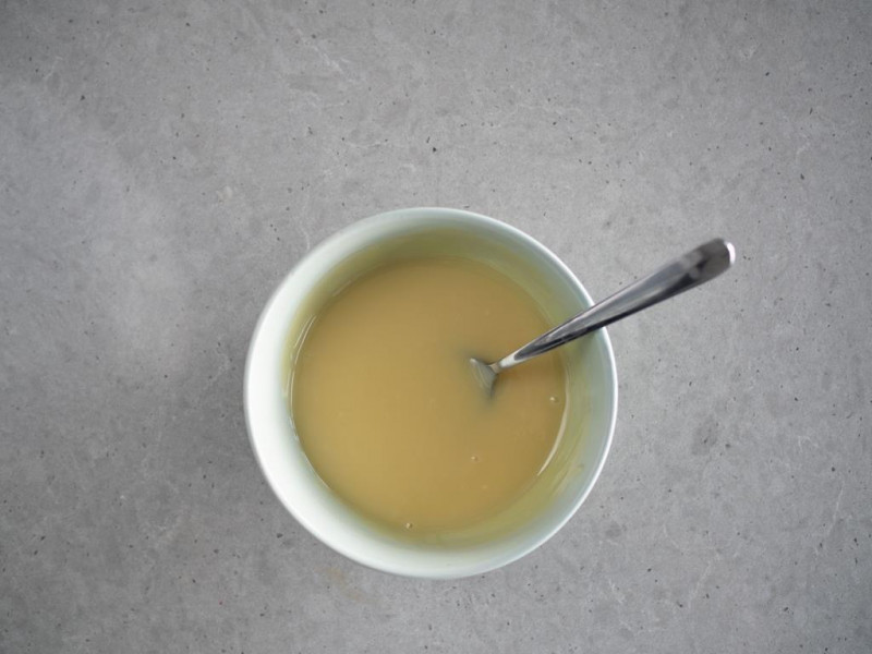 rozpuszczona biała czekolada w misce