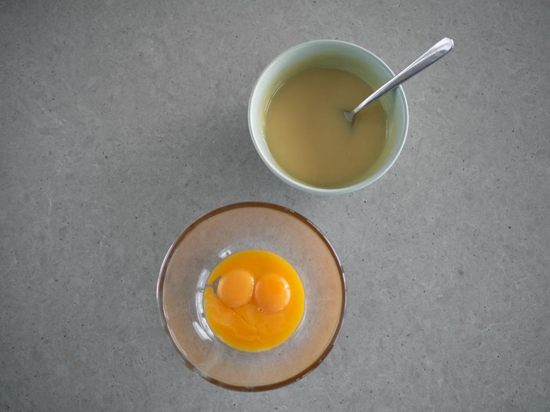 rozpuszczona biała czekolada w misce i żółtka w misce