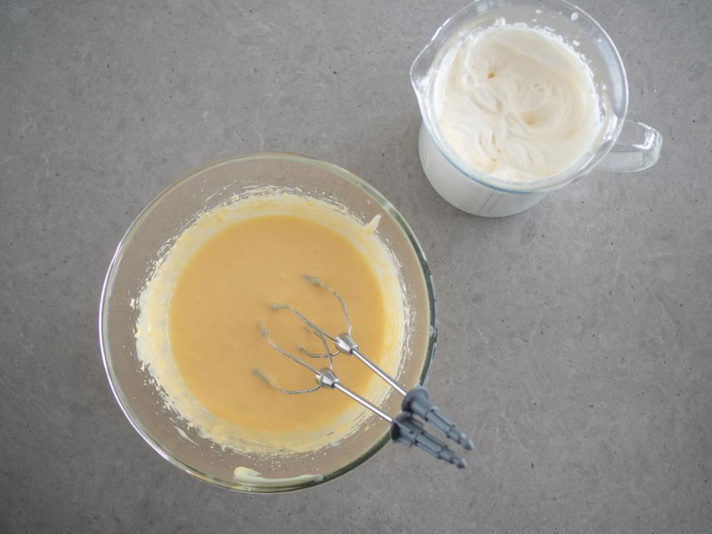 ubita śmietanka i masa jajeczna w misce