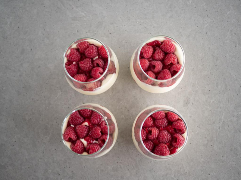 desery malinowe w naczyniach na blacie