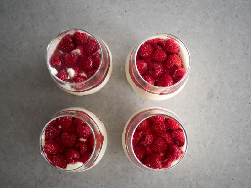 w naczyniach mus z białej czekolady z malinami i galaretką z prosecco