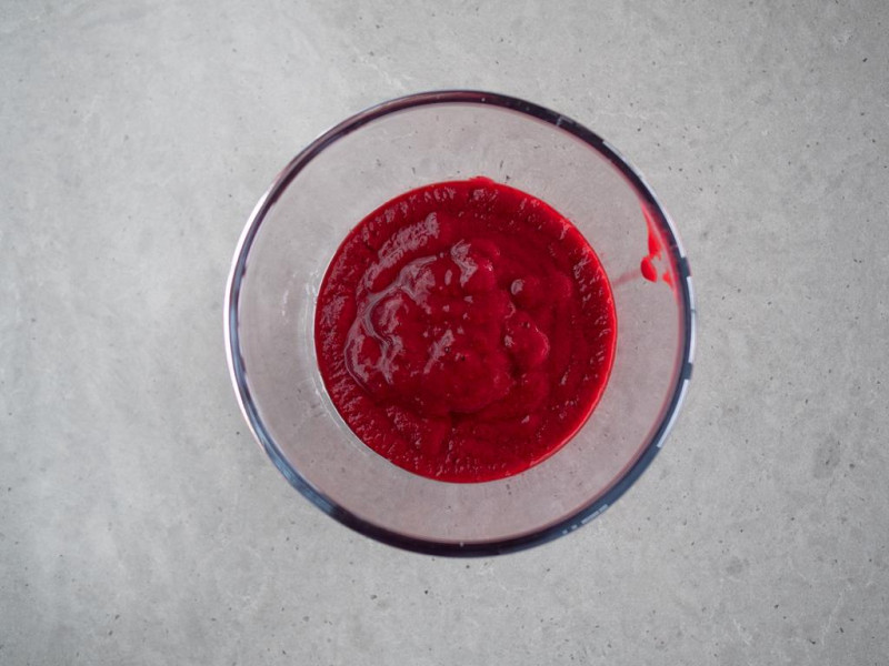 przetarte maliny w misce