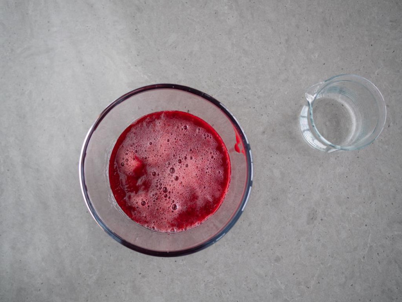 mus malinowy w misce wymieszany z prosecco, cukrem pudrem