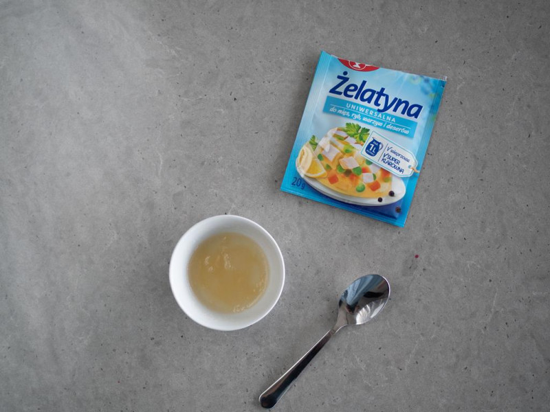 namoczona żelatyna Dr. Oetkera w miseczce z wodą