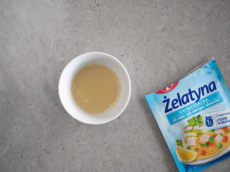 napęczniała żelatyna Dr. Oetkera w miseczce