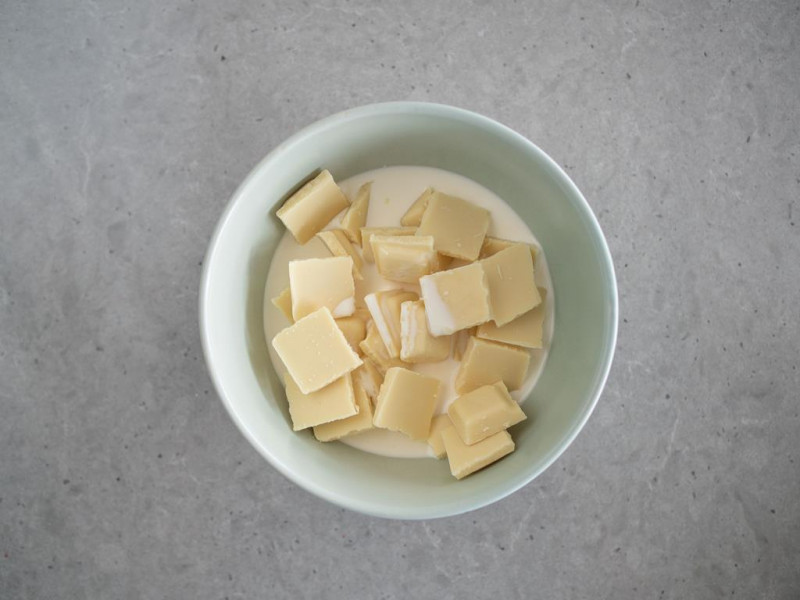 Połamana biała czekolada ze śmietanką w misce