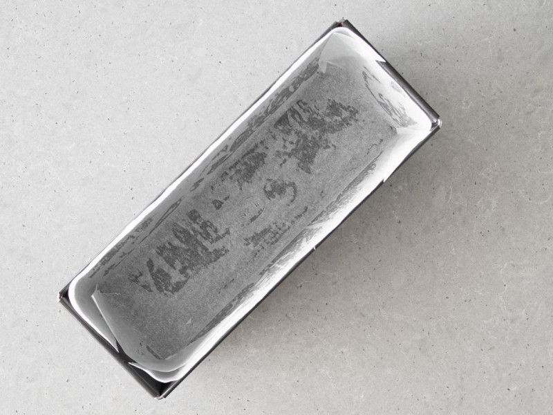 Keksówka o dlugości 30 cm wyłożona papierem do pieczenia