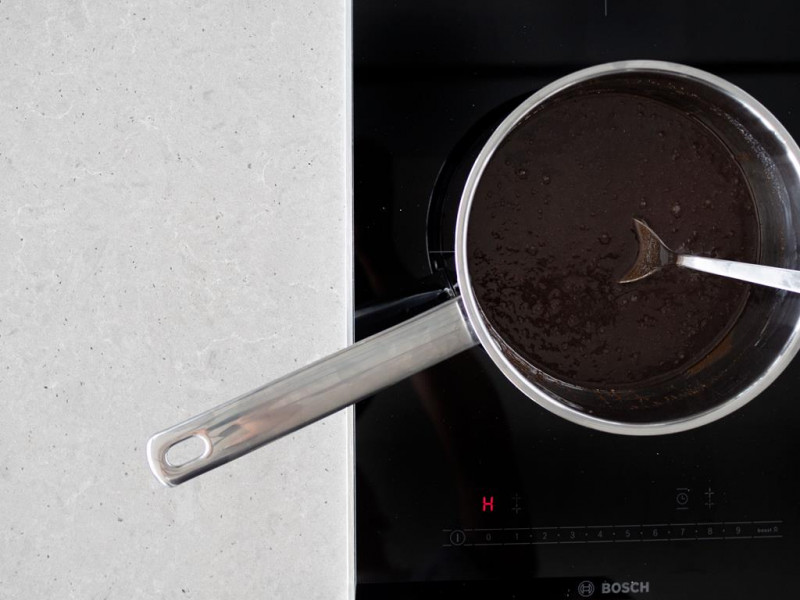 Podgrzane masło z przyprawą korzenną, miodem, cukrem i kakao na kuchence indukcyjnej firmy Bosch.