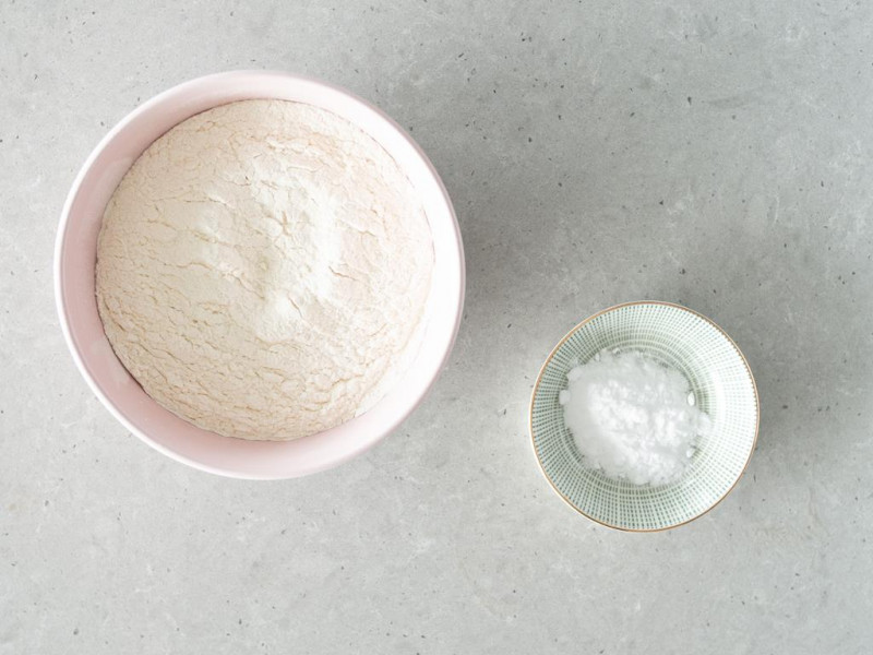 Mąka pszenna i soda w miseczkach.