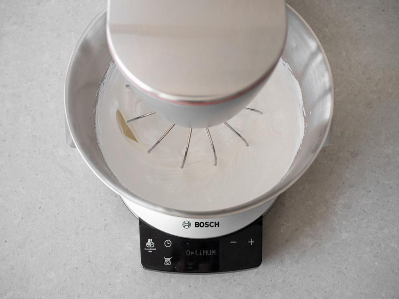 Ubijanie bezy w misie robota kuchennego MUM firmy Bosch.