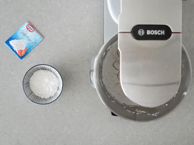 Śmietan-fix, cukier puder w miseczce oraz ubita śmietanka kokosowa.