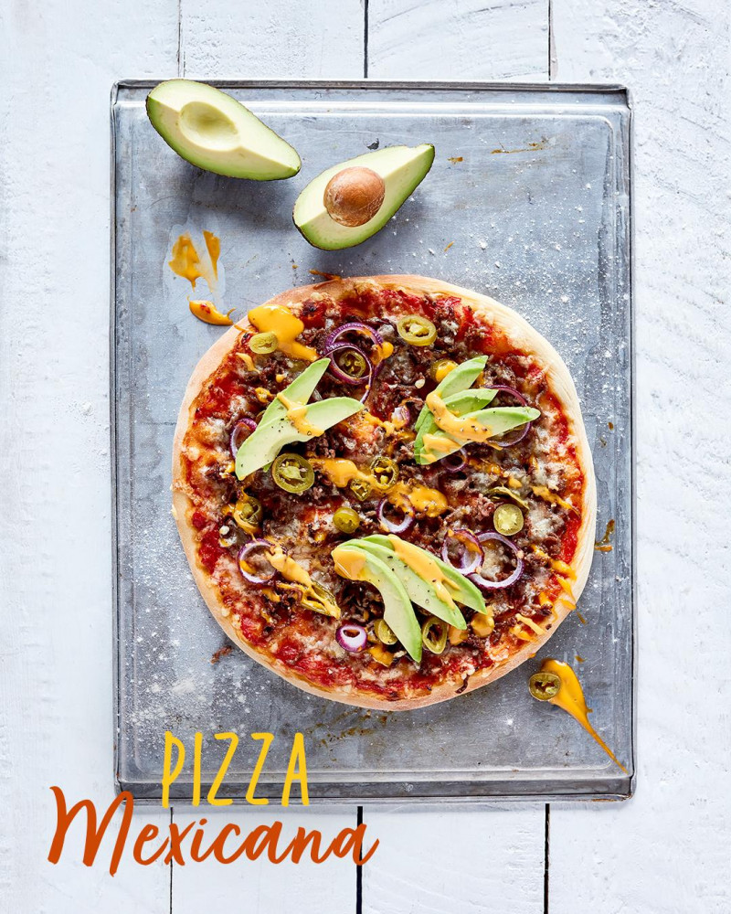 Pizza meksykańska z mieloną wołowiną, awokado, czerwoną cebulą, awokado i japalenos