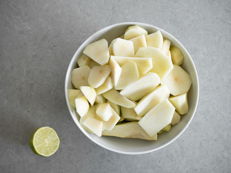 pokrojone gruszki w misce z połówką limonki na blacie