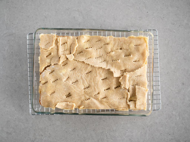 prażone jabłka przykryte ciastem migdałowo-owsianym bez glutenu