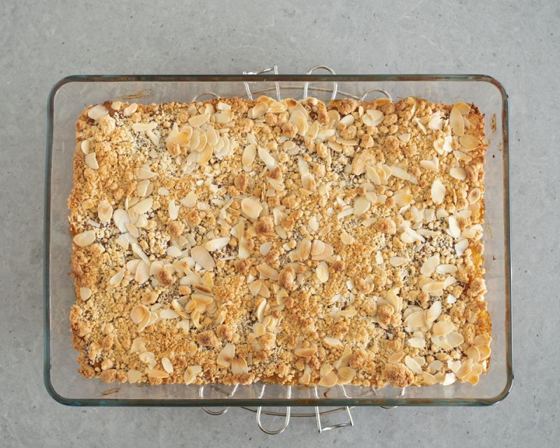 upieczona krajanka orzechowa w formie do pieczenia na kratce