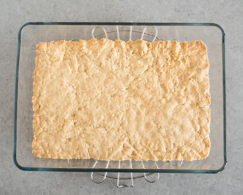 upieczony spód ciasta w formie do pieczenia