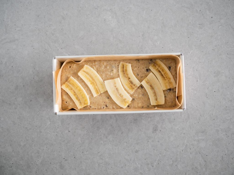 ciasto na chlebek bananowy bezglutenowy z bananami na wierzchu