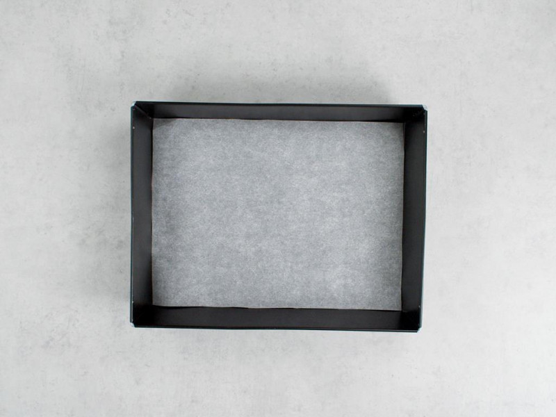 prostokątna forma do pieczenia ciasta wyłożona papierem do pieczenia