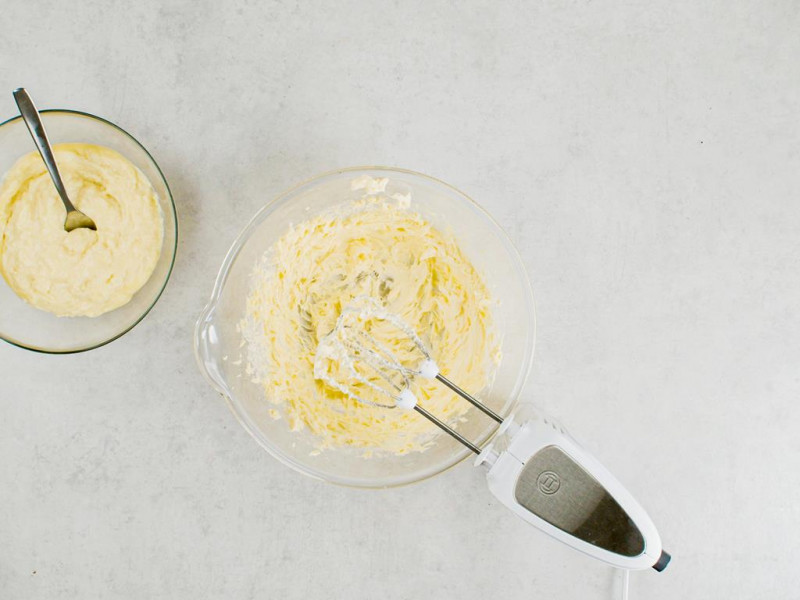 masło utarte mikserem na puch, do którego dodawany jest stopniowo ostudzony budyń