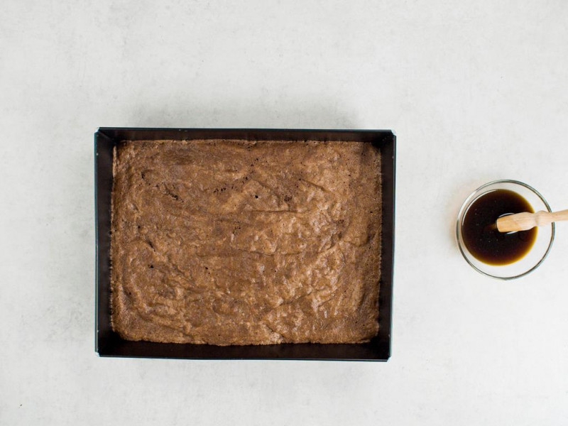 blaszka z biszkoptem kakaowym do ciasta kubanka oraz miseczka z ponczem do jego nasączenia