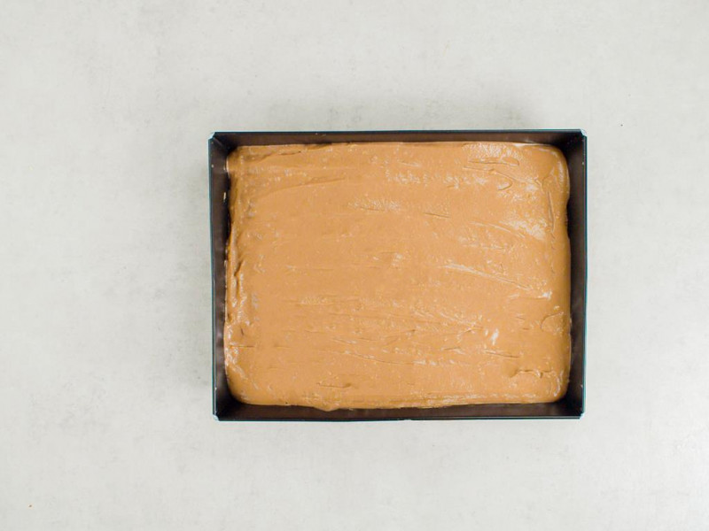 warstwa czekoladowego kremu wyłożona na biszkopt