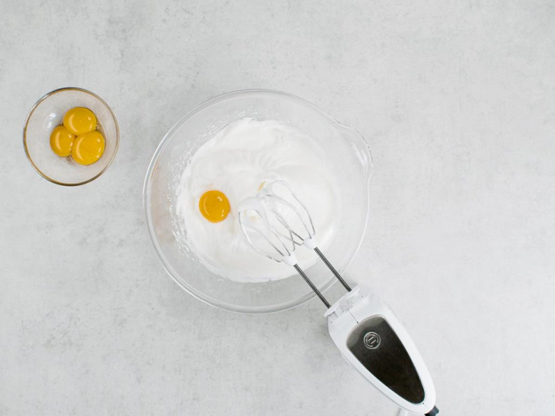 dodawanie żółtek do ubitej z cukrem piany z białek