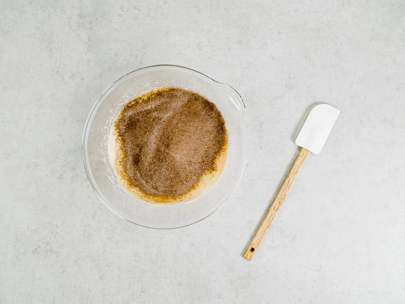 masa jajeczna wymieszana szpatułką z mąką, kakao i proszkiem do pieczenia