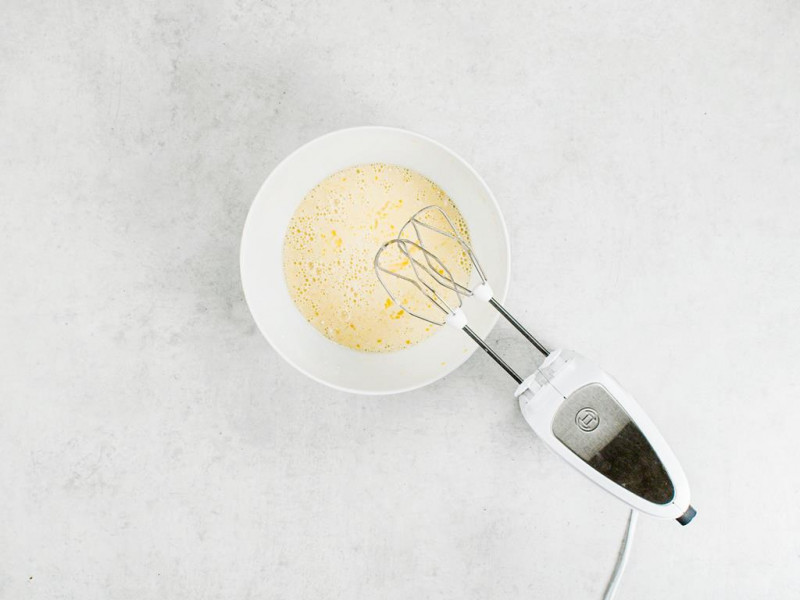 zmiksowane w misce żółtka, cukier, mąka ziemniaczana, mąka pszenna i mleko