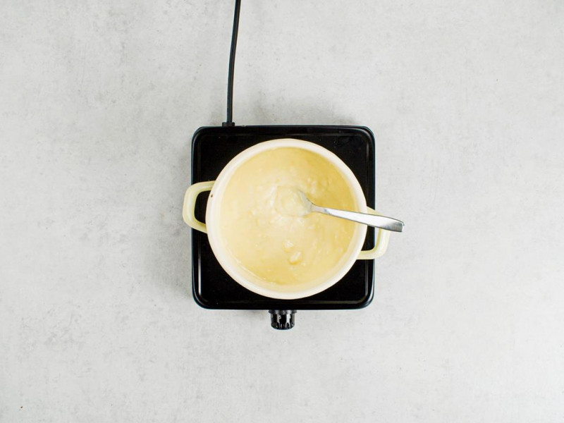 mleko zagotowane w rondelku, do którego dodano mieszankę budyniową z mleka, żółtek, cukru i mąki