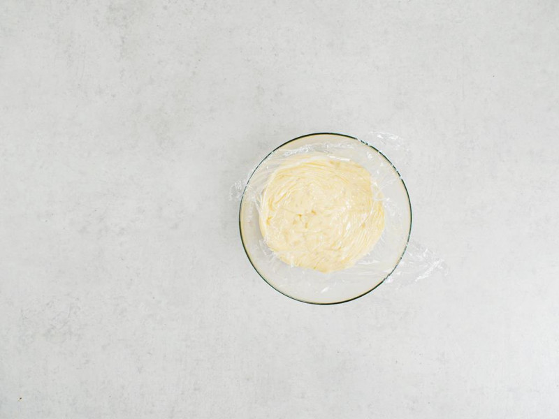 budyń przykryty folią spożywczą w kontakcie