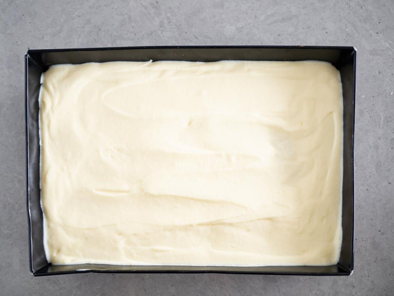 w formie do pieczenia ciasto z kremem budyniowym
